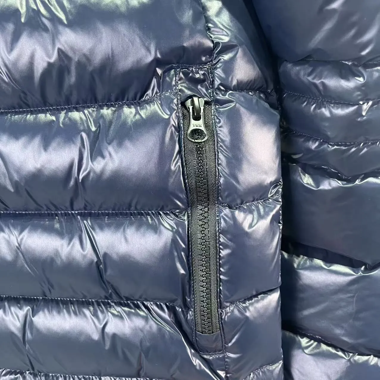 P840 𝑪𝒂𝒏𝒂𝒅𝒂 𝑮𝒐𝒐𝒔𝒆 Canada Goose 2227 Dark Blue Red Label Down Jacket Lightweight Canada Goose Crofton Series Crofton Series Ski Season Logo Solid Color Glossy Hooded Waterproof Windproof Ultra Light Down Jacket Men's Style: Dark Blue Red Label s-xxl